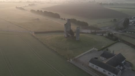 Neblige-Landschaft-über-Den-Ruinen-Der-Burg-Morett-In-Der-Grafschaft-Laois,-Irland