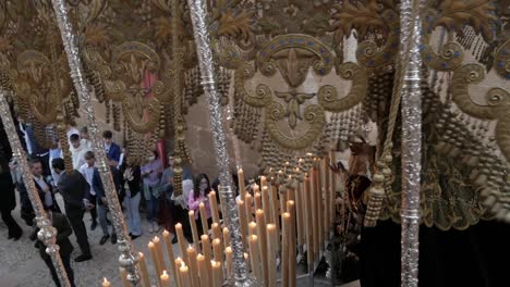 Traditionelle-Osterprozession-Mit-Verziertem-Altar-In-Ronda,-Spanien
