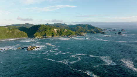 Vista-Cinematográfica-Aérea-De-La-Costa-Del-Océano-Pacífico-De-La-Isla-De-Chiloé