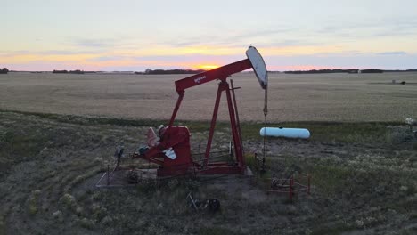 Pumpjack-Extrayendo-Petróleo-Crudo-En-Las-Praderas-Canadienses-Al-Atardecer