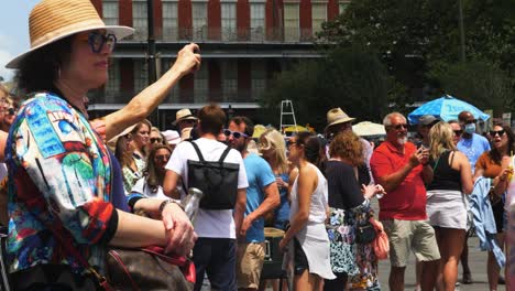 Crowd-Gathers-to-Watch-Street-Performers-New-Orleans-Jackson-Square