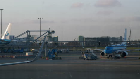 Zeitraffer-Flugzeuge-Am-Flughafen-Amsterdam,-Die-Sich-Auf-Dem-Rollfeld-Bewegen,-4K-Zeitlupe,-Rote-Kamera