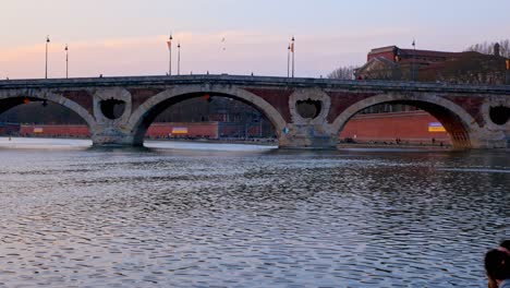 Pareja-Joven-Disfrutando-De-La-Puesta-De-Sol-Frente-A-&quot;pont-Neuf&quot;-En-Toulouse,-Francia