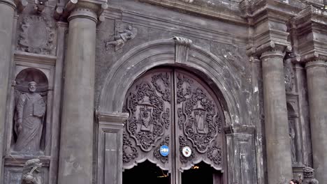 Una-Vista-En-ángulo-Bajo-De-La-Centenaria-Iglesia-De-San-Agustin-En-Intramuros,-Manila,-Que-Muestra-Su-Rico-Carácter-Arquitectónico-Español