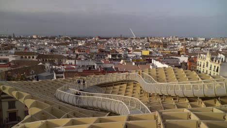 Zeitlupenaufnahme-Von-Menschen,-Die-Auf-Dem-Dach-Des-Metropol-Sonnenschirms-In-Sevilla,-Spanien,-Laufen
