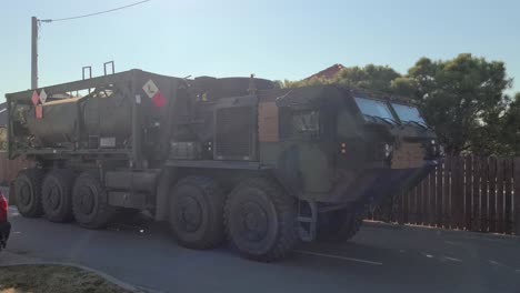 Hemtt-Schwerer-Armeelastwagen-Transportiert-Treibstoff-In-Polen,-Um-Sich-Auf-Die-Russische-Aggression-Vorzubereiten-Und-Die-Ukraine-Zu-Unterstützen