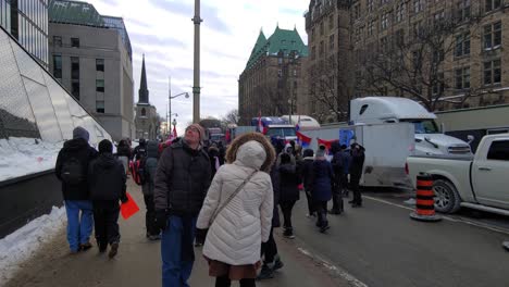 Protest-Gegen-Den-Freiheitskonvoi-In-Ottawa,-Kanada