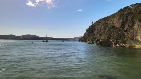 Vorbei-An-Schwimmenden-Booten-Fliegen,-Die-Im-Fähranleger-In-Neuseeland-Festgemacht-Haben