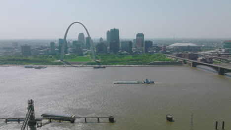Stunning-Gateway-Arch-National-Monument-by-Mississippi-River,-Boats-in-Water-and-Great-Shot-of-St