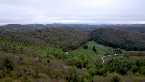 Luftaufnahmen-über-Einem-Bergrücken-In-Der-Nähe-Von-Boone,-North-Carolina,-Boone,-North-Carolina