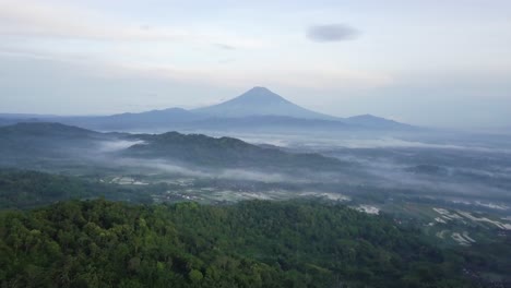 Wald-Auf-Der-Spitze-Des-Menoreh-Hügels-Mit-Blick-Auf-Die-Ländliche-Umgebung-Und-Den-Mount-Sumbing,-Zentral-Java,-Indonesien