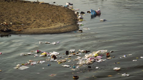 Basura-Humana-Contaminando-El-Medio-Ambiente,-Basura-Descartada-Flotando-En-El-Agua