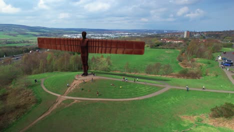 Hohe-Kupferstruktur-Des-Engels-Des-Nordens-In-Gateshead,-Tyne-And-Wear,-England,-Vereinigtes-Königreich-Mit-Blick-Auf-Weitläufige-Natur,-Gebäude-Und-Autobahn-Im-Hintergrund