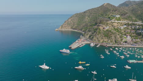 Luftaufnahme-Verschiedener-Boote-Auf-Glitzerndem-Meerwasser,-Drohnenperspektive-Von-Booten-Im-Türkisblauen-Hafen-Der-Insel-Catalina