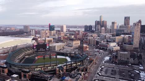 Luftaufnahme-Des-Baseballfeldes-Comerica-Park-Mit-Den-Skylines-Von-Detroit-Im-Hintergrund-In-Michigan,-USA