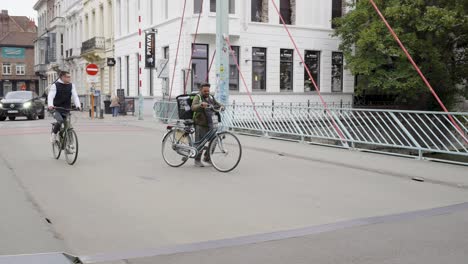 Uber-Come-Mensajero-Con-Problema-De-Bicicleta-Caminando-Junto-A-La-Bicicleta-Durante-El-Turno-De-Entrega-En-La-Ciudad-Urbana---Gante,-Bélgica