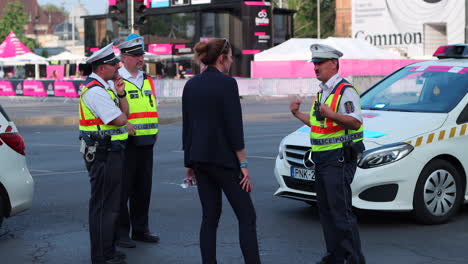 Tres-Policías-Discutiendo-Con-Una-Mujer-En-La-Calle-En-Budapest,-Hungría