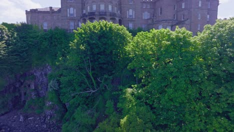 Aufsteigende-Einspielaufnahme-Von-Culzean-Castle-In-Der-Nähe-Des-Firth-Of-Clyde,-Schottland,-Vereinigtes-Königreich