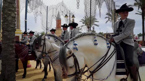 Reiter-Unterhalten-Sich-Auf-Pferden-Auf-Der-Messe-In-Jerez-De-La-Frontera,-Spanien