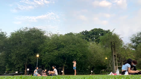 Time-lapse-of-people-enjoying-themselves-at-Botanic-Gardens-in-Singapore