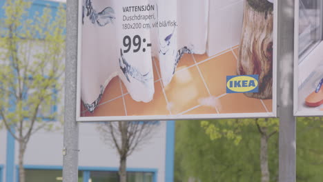 Una-Cortina-De-Ducha-Se-Anuncia-En-Una-Valla-Publicitaria-De-Ikea,-Suecia