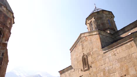 Campanario-Y-Torre-De-La-Iglesia-Del-Complejo-De-La-Fortaleza-De-Ananuri