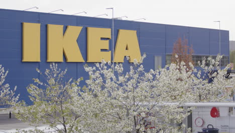 Flor-De-Cerezo-Blanca-Frente-A-Una-Tienda-Departamental-Ikea-En-Suecia