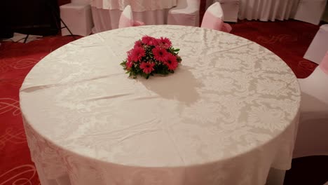 Wedding-table-rustic-style-decor-with-dishes,-drinks-and-flowers-in-pink-and-beige-colours