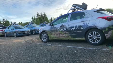 Vehículos-De-Google-Street-View-Estacionados-En-La-Sede-Más-Grande-Del-Gigante-Tecnológico-En-Mountain-View,-California