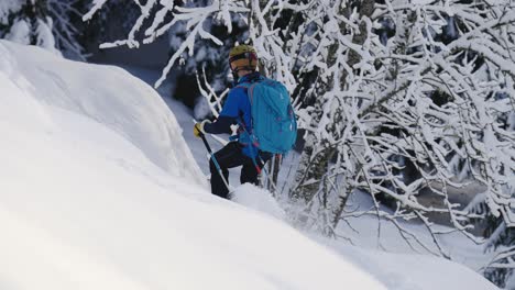 Tiro-De-Acción-De-Zoom-De-Látigo-Del-Hombre-Esquiando-Y-Rompiendo