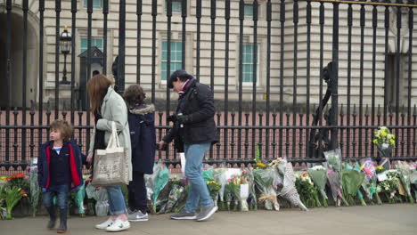 Family-paying-respects-to-Prince-Philip-outside-Buckingham-Palace