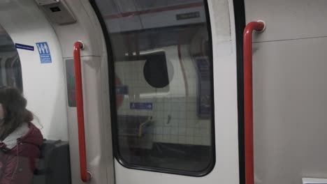 Apertura-De-Las-Puertas-Del-Metro-De-Londres-En-La-Línea-Central-De-La-Estación-De-Metro-De-Queensway