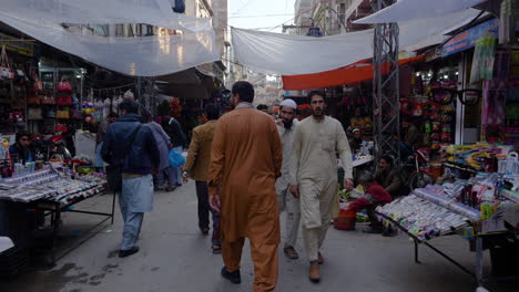 Pakistanische-Männer-In-Traditioneller-Kleidung-Laufen-Auf-Dem-Rawalpindi-Markt-In-Pakistan-Umher-–-Handaufnahme