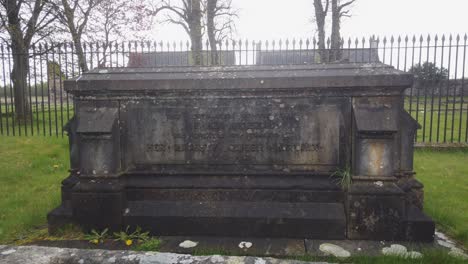 A-low-close-up-shot-of-the-tomb-of-King-James-III-of-Scotland-and-his-Queen,-Queen-Margaret-of-Denmark