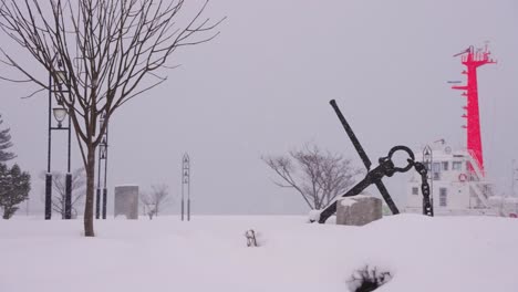 Puerto-De-Aomori-Cubierto-De-Nieve-Después-De-Una-Fuerte-Ventisca-En-Japón