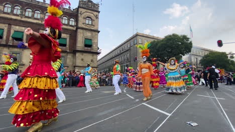 Los-Artistas-Entretienen-A-Las-Multitudes-En-El-Desfile-Anual-Del-Día-De-Los-Muertos-En-La-Ciudad-De-México.
