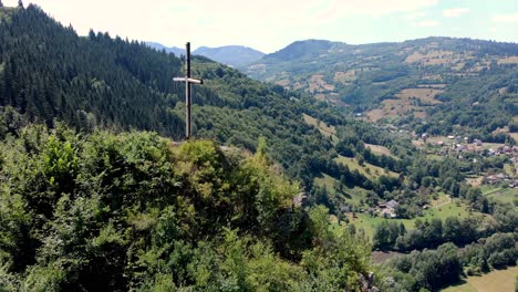 Río-Aries-En-El-Valle-De-Las-Montañas-Apuseni-Con-Vistas-A-Un-Pequeño-Pueblo-En-Rumania