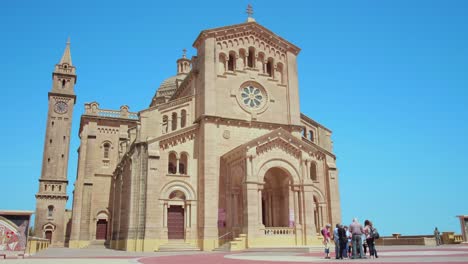 Vista-De-La-Fachada-De-La-Basílica-De-La-Santísima-Virgen-De-Ta&#39;-Pinu-En-La-Isla-De-Gozo,-Malta