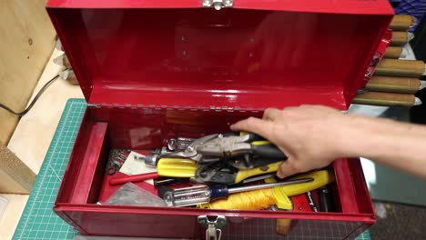 Werkzeuge-Werden-Aus-Einem-Roten-Werkzeugkasten-Entfernt