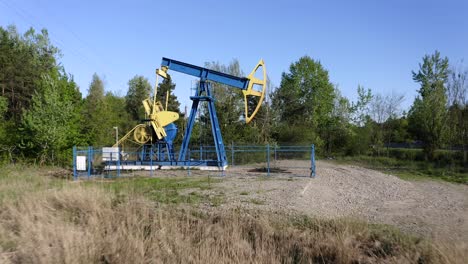 Industrial-old-oil-pump,-remote-countryside-oil-extraction