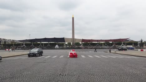 Statische-Aufnahme-Des-Place-De-La-Concorde-Mit-Stand-Für-Regierungsvertreter-Während-Des-Bastille-Tages-Und-Der-Militärdemonstrationsparade,-Paris,-Frankreich