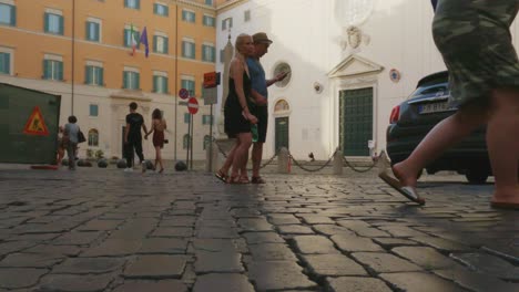 Ich-Perspektive-Von-Touristen,-Die-Auf-Der-Piazza-Della-Minerva-In-Rom-Spazieren