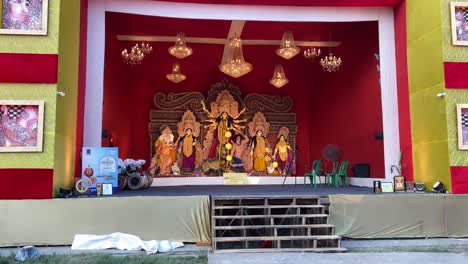 Wunderschön-Dekorierter-Durga-Puja-Pandal-Am-Abend-Mit-Idol-Der-Göttin-Durga-Im-Inneren-–-Oktober-2021,-Kalkutta,-Westbengalen,-Indien