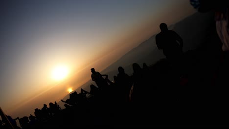 Rotierende-Aufnahme-Von-Menschen-In-Silhouetten-Am-Meer-Im-Libanon-Bei-Sonnenuntergang