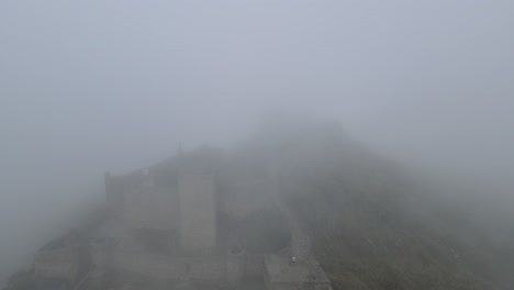 Eine-Drohne-Erhebt-Sich-Durch-Den-Dichten-Nebel-über-Der-Burg-Marvão