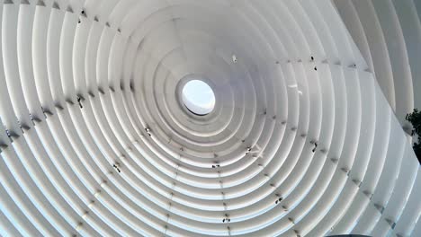 Oculus-De-Vidrio-Interior-De-La-Nueva-Tienda-De-Manzanas-Sentada-En-Las-Aguas-De-Marina-Bay-Sands-En-Singapur