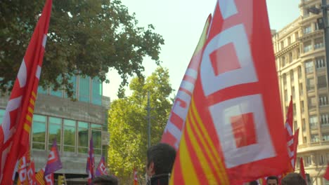 Confederación-General-Italiana-De-Manifestantes-Laborales-Con-Máscaras-Y-Banderas-En-Las-Calles-De-Zaragoza-En-Aragón,-España