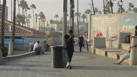 Hombre-Sin-Hogar-Fumando-Un-Porro-En-Huntington-Beach,-California