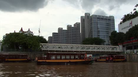 Kleine-Boote-Auf-Dem-Singapore-River