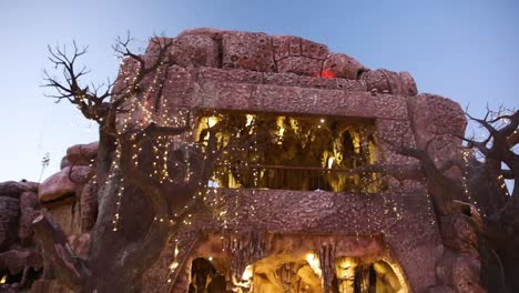 Aufklappbare-Kardanische-Aufnahme-Des-Höhlenrestaurants-Im-Al-Khulb-Park